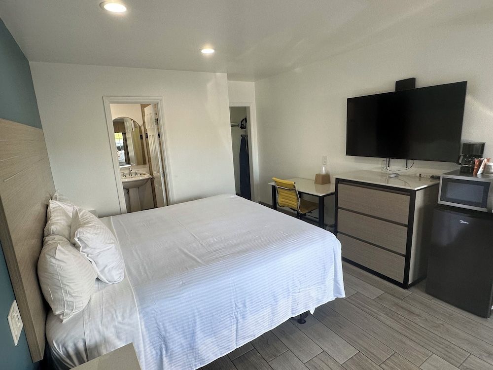 Standard Room, 1 King Bed