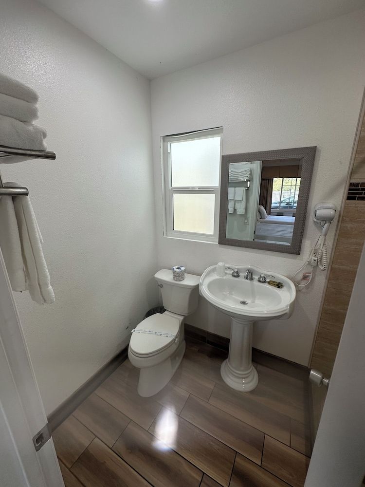 Town and Country Inn Standard Room, 2 Double Beds 7