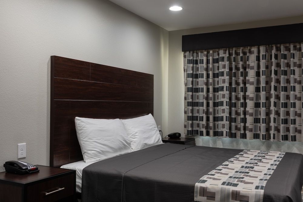 Room, 1 King Bed, Non Smoking, Refrigerator & Microwave