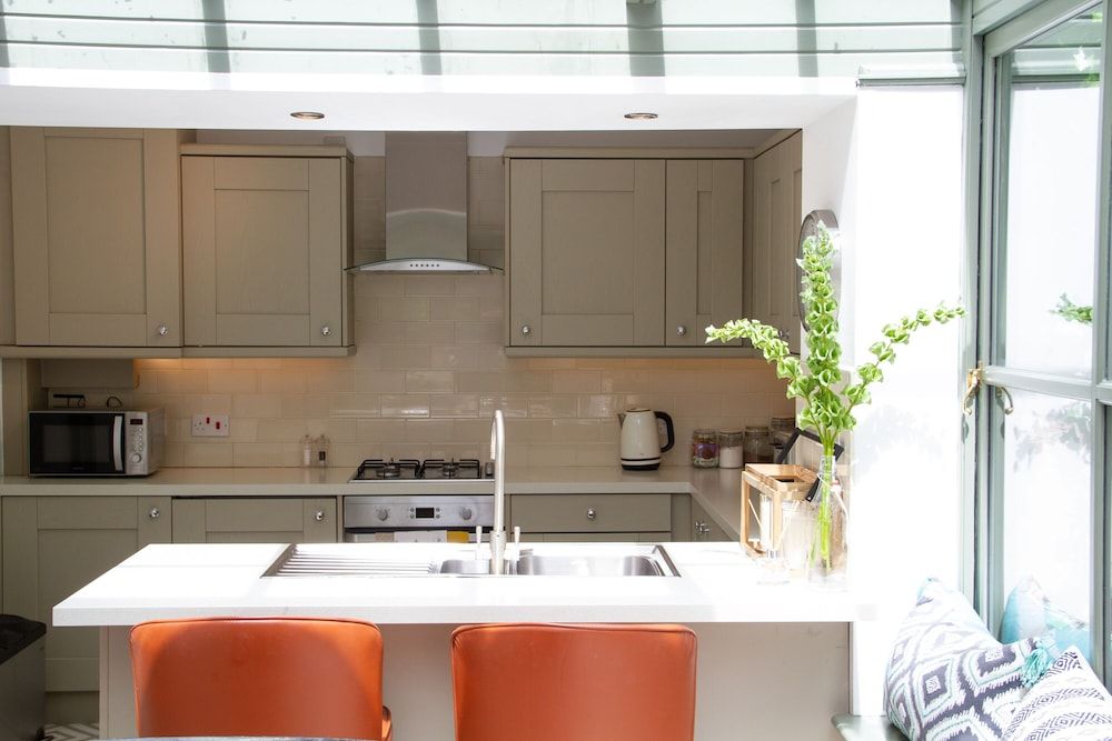 Lock Keepers Cottage - Detached House in the City Luxury Cottage, Private Bathroom, Canal View 33