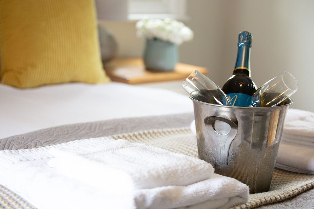 Lock Keepers Cottage - Detached House in the City Luxury Cottage, Private Bathroom, Canal View 10