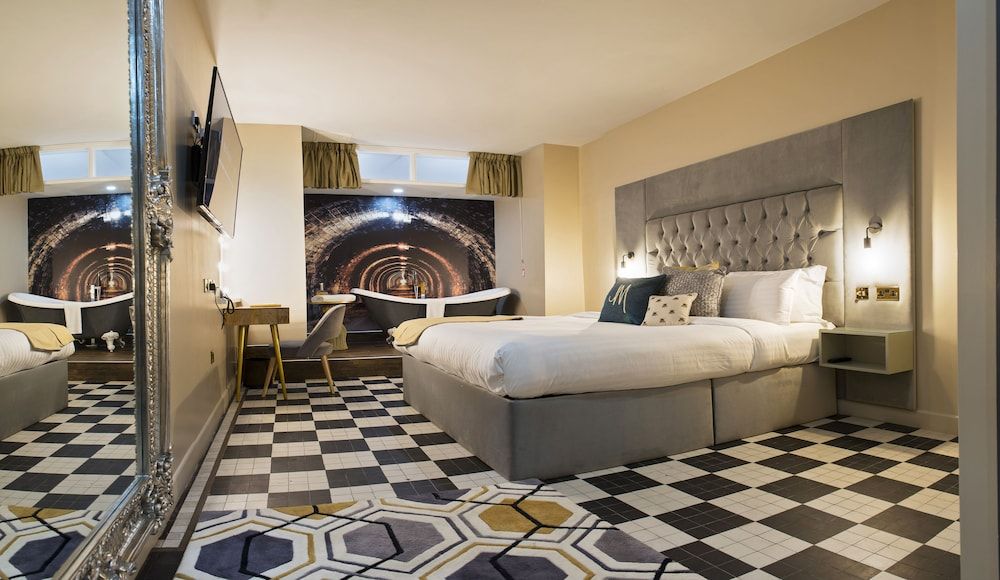Manchester Hall Junior Suite (Basement) 4