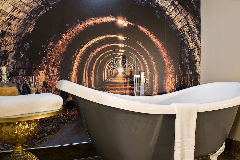 Manchester Hall Junior Suite (Basement) 12