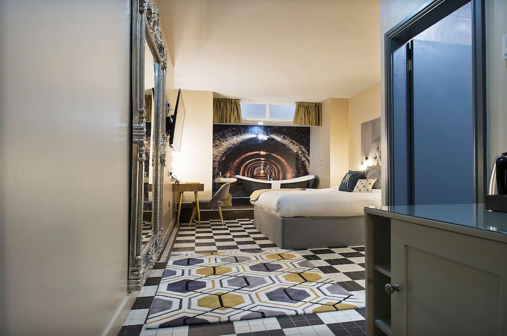 Manchester Hall Junior Suite (Basement) 5