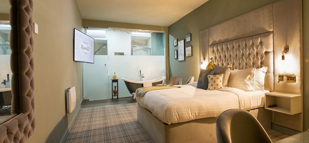 Manchester Hall Junior Suite (Basement) 6