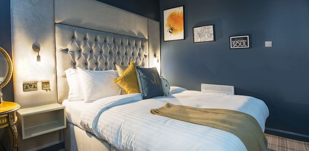 Manchester Hall King Room (Basement) 4