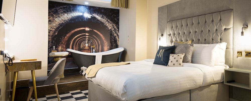 Manchester Hall Junior Suite (Basement) 7