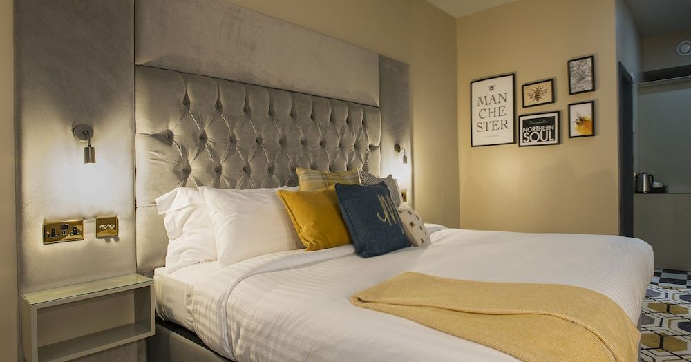 Manchester Hall Junior Suite (Basement) 8