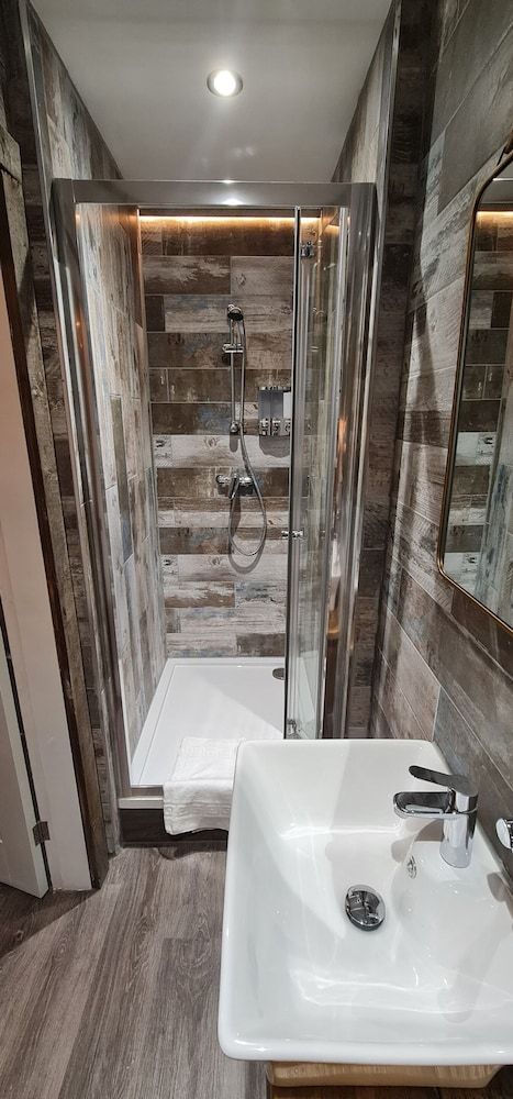 The Waterside Bar Rooms & Restaurant Twin Room, Ensuite (Francis Edgerton) 3