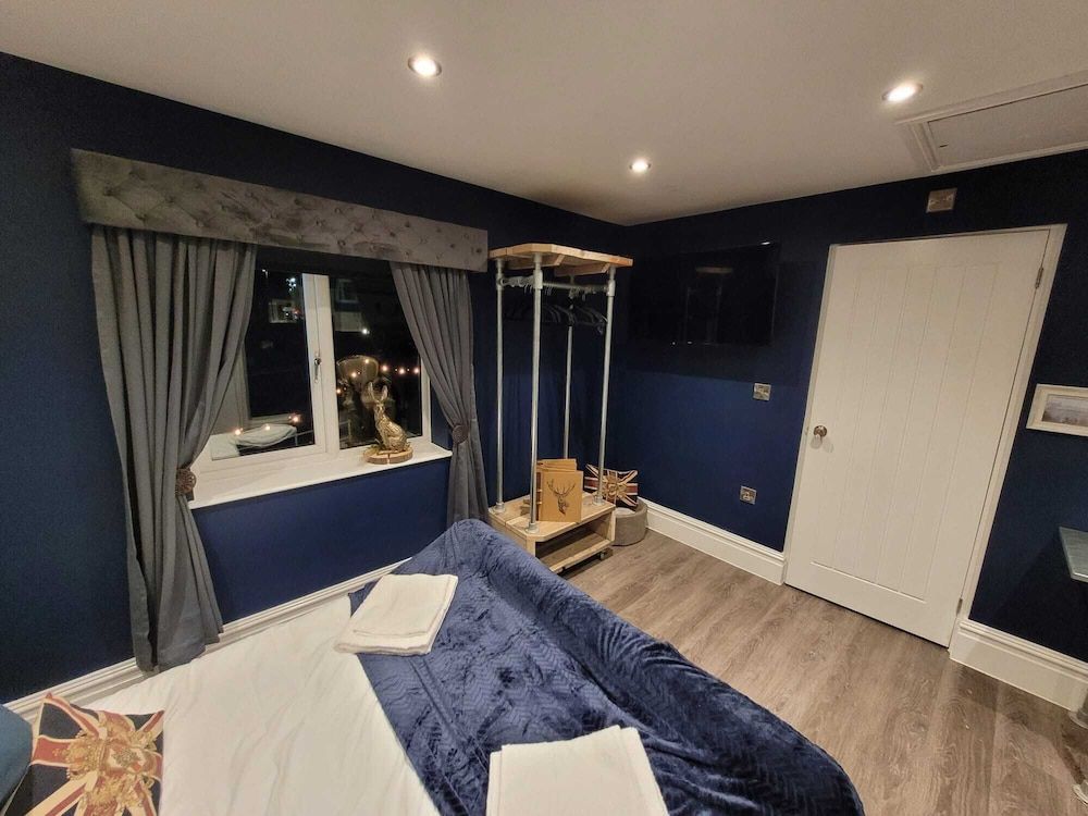 The Waterside Bar Rooms & Restaurant Deluxe Double Room, Ensuite, Canal View (James Brindley) 3