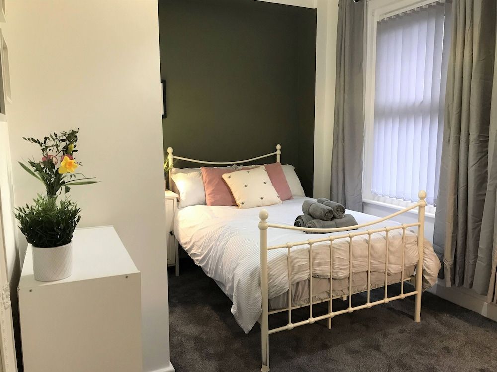 Stylish Modern 3-bed House nr Manchester City ctr Premium House, Private Bathroom 10