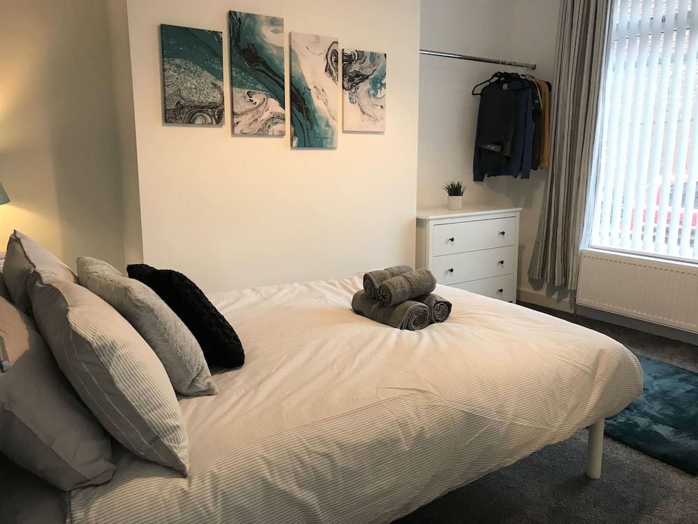 undefined Stylish Modern 3-bed House nr Manchester City ctr 8