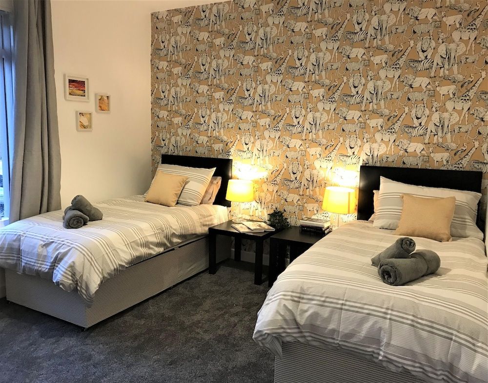 Stylish Modern 3-bed House nr Manchester City ctr Premium House, Private Bathroom 8