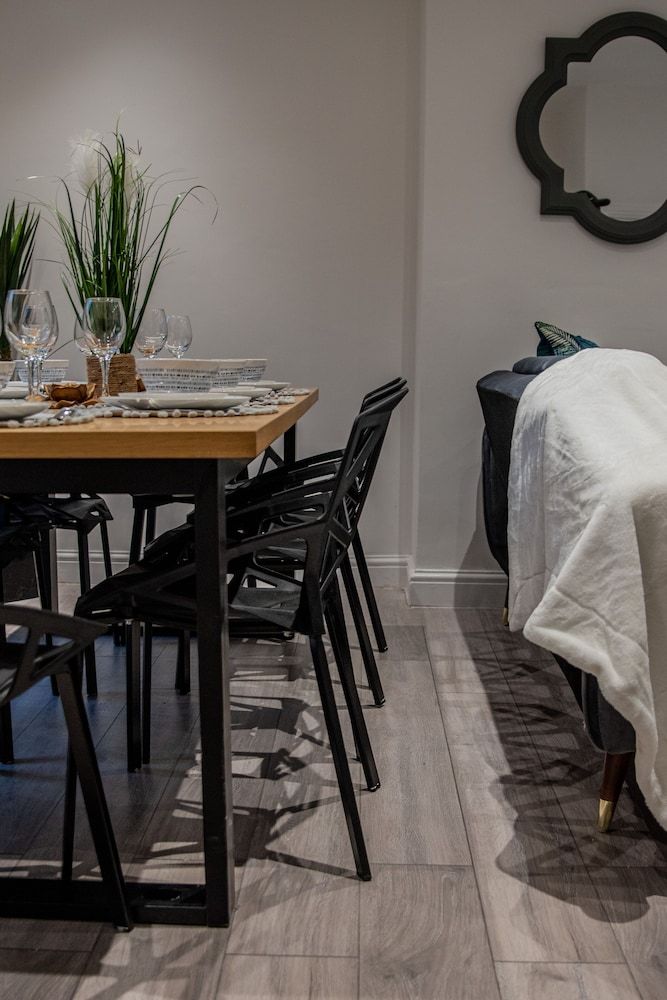 undefined BV Comfy Spacious 3 Bedroom House At Tatton Street Manchester 2