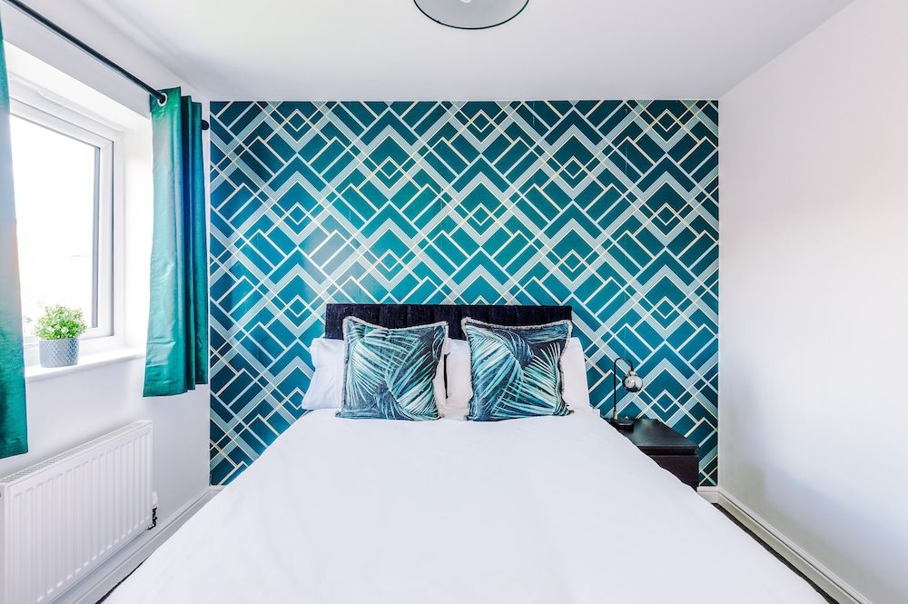 5 Bed House Manchester by MCR Dens Family House 11