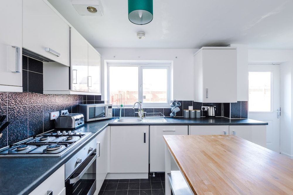 5 Bed House Manchester by MCR Dens Family House 12