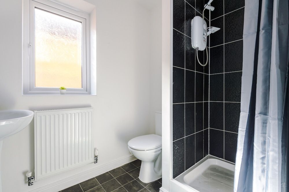 5 Bed House Manchester by MCR Dens Family House 18