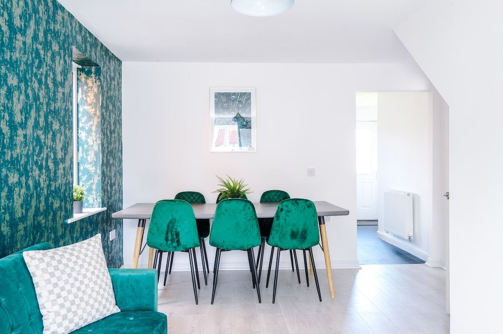 5 Bed House Manchester by MCR Dens Family House 14