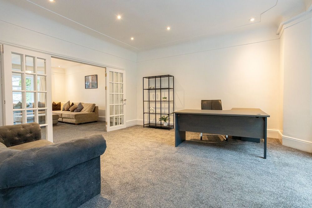 Pillo Rooms - 4BR House near Heaton Park Comfort House 17