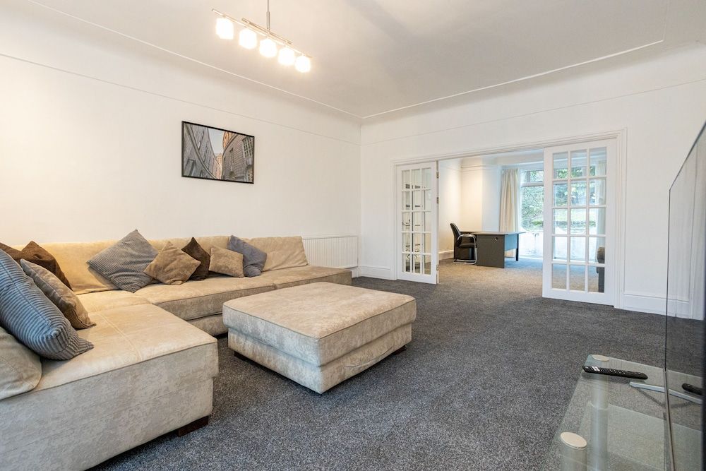 Pillo Rooms - 4BR House near Heaton Park Comfort House 16