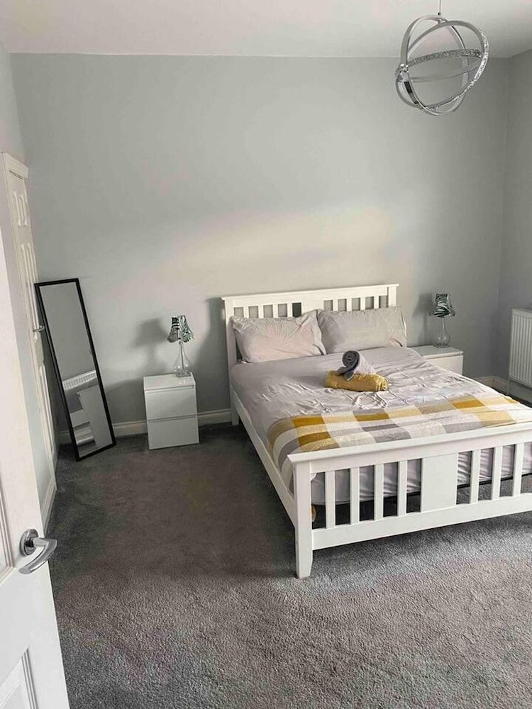 undefined Immaculate 2-bed House in Manchester 5