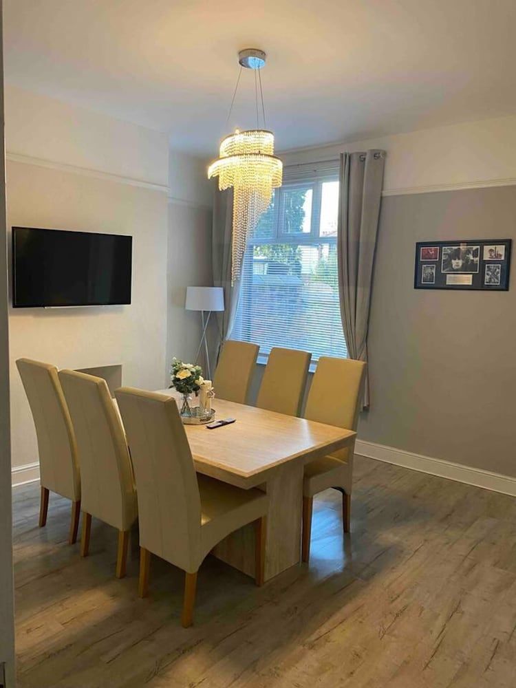 undefined Immaculate 2-bed House in Manchester 2
