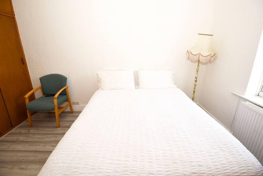 undefined Fine 3-bed House in Manchester for up to 6 People 3