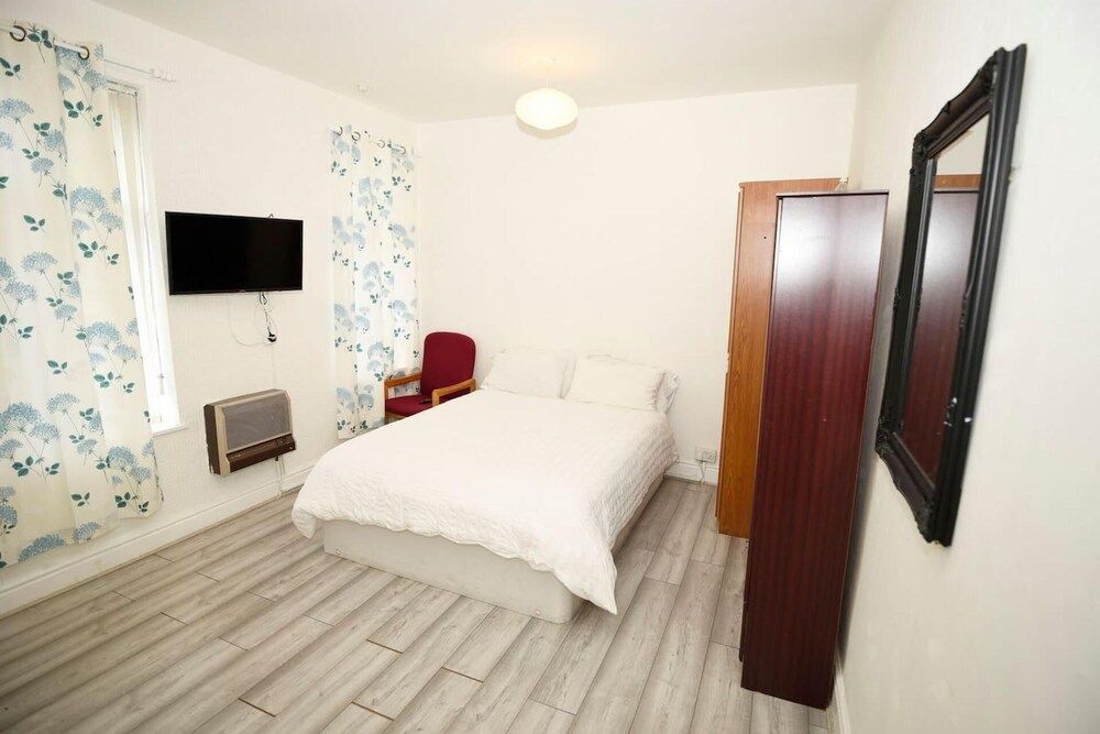 undefined Fine 3-bed House in Manchester for up to 6 People 6