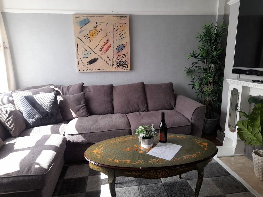 undefined Bright 4-bed House 15 min to Manchester Centre 6