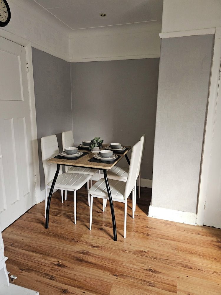 undefined Bright 4-bed House 15 min to Manchester Centre 4