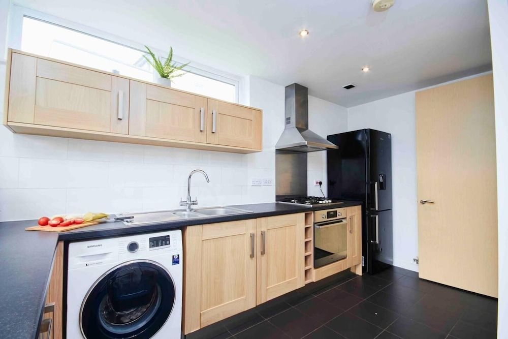 Dellehomes Remarkable 4-bed House in Manchester House 23