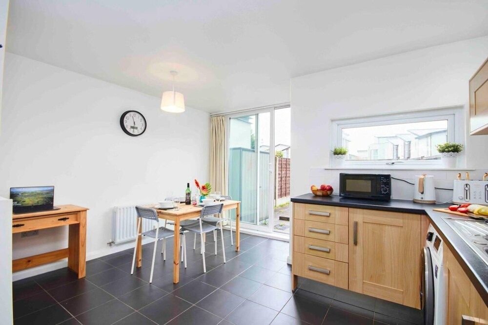 Dellehomes Remarkable 4-bed House in Manchester House 22