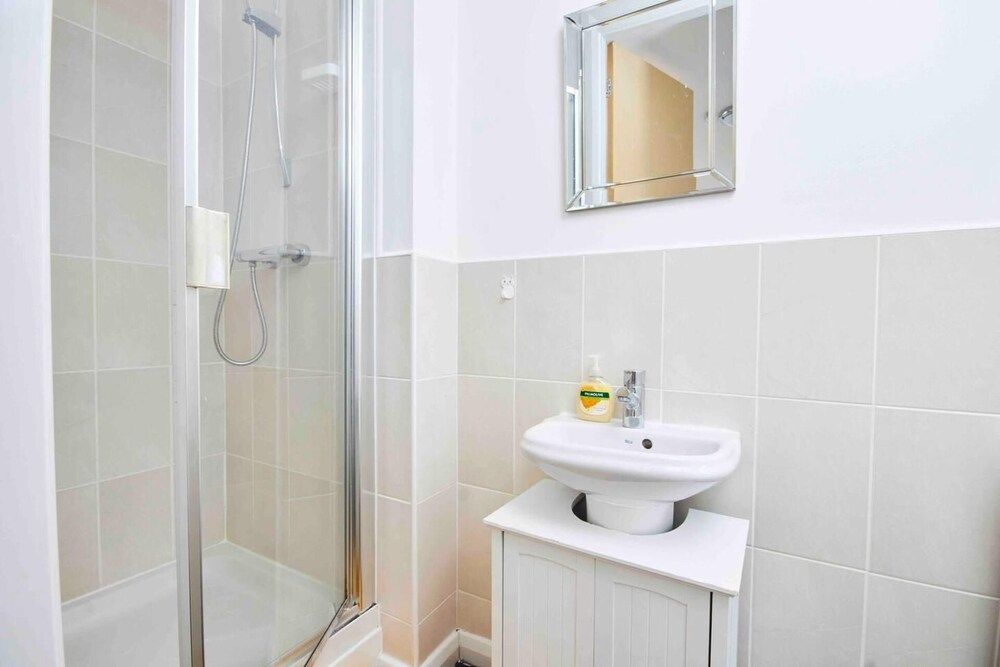 Dellehomes Remarkable 4-bed House in Manchester House 26