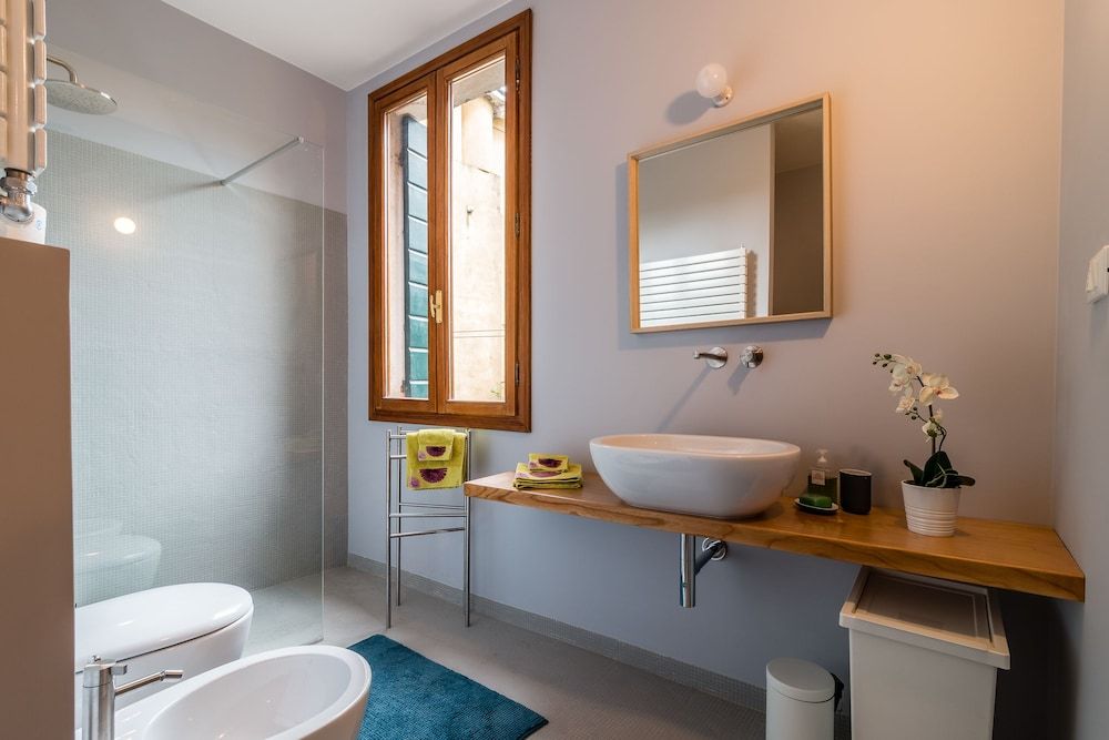 Venezia Spirito Santo Canal View Apartment, 2 Bedrooms 18