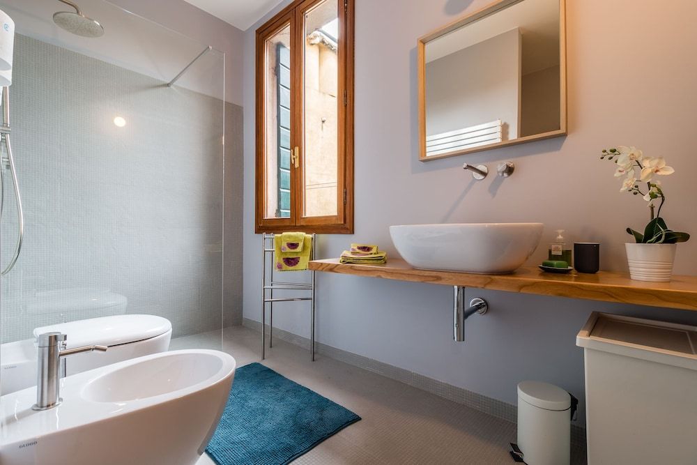 Venezia Spirito Santo Canal View Apartment, 2 Bedrooms 17