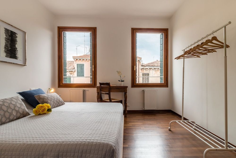 Venezia Spirito Santo Canal View Apartment, 2 Bedrooms 2