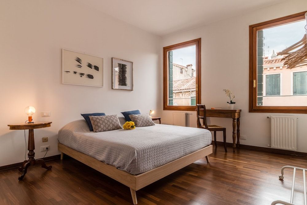 Venezia Spirito Santo Canal View Apartment, 2 Bedrooms