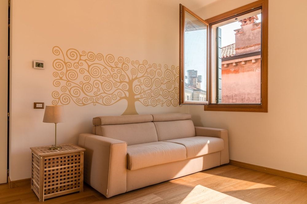 Sunny Canal View in Venice Chic Movida Apartment, 1 Bedroom 12