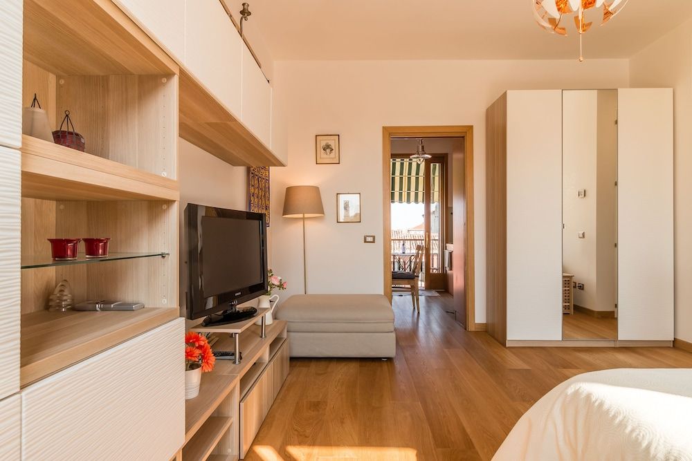 Sunny Canal View in Venice Chic Movida Apartment, 1 Bedroom 17