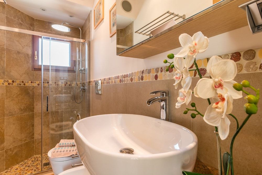 Sunny Canal View in Venice Chic Movida Apartment, 1 Bedroom 26