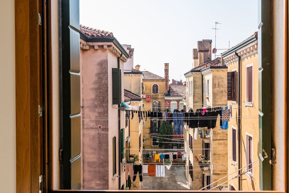 Sunny Canal View in Venice Chic Movida Apartment, 1 Bedroom 23