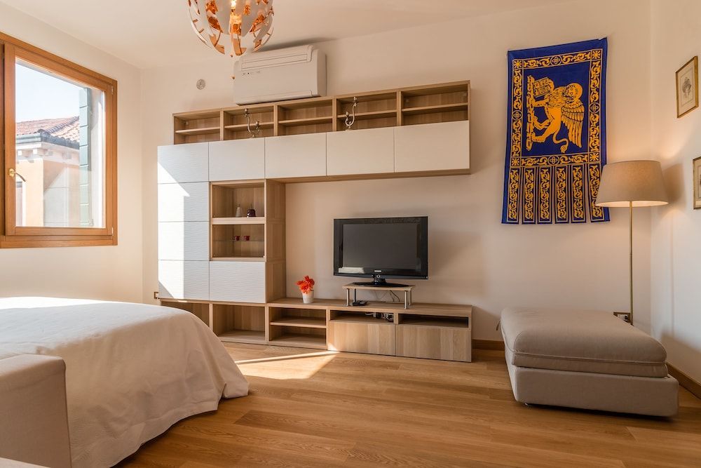 Sunny Canal View in Venice Chic Movida Apartment, 1 Bedroom 19