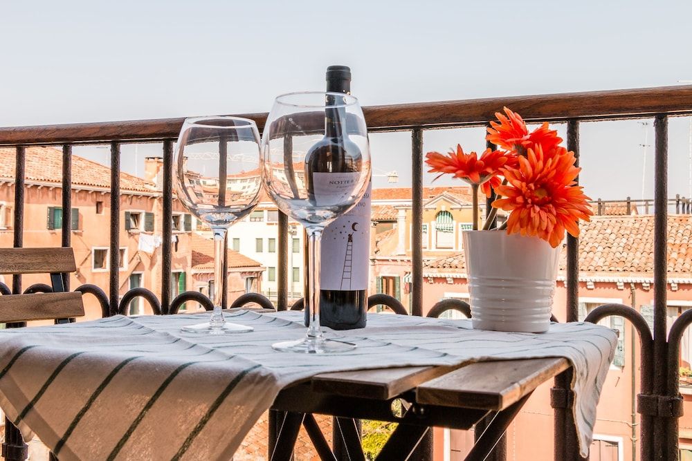 Sunny Canal View in Venice Chic Movida Apartment, 1 Bedroom 16