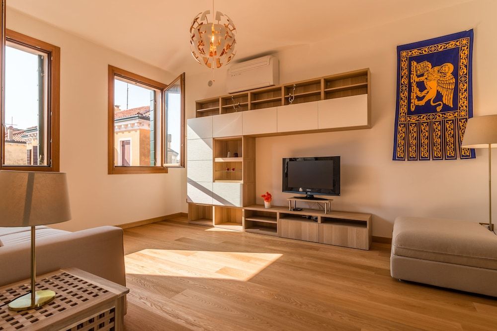 Sunny Canal View in Venice Chic Movida Apartment, 1 Bedroom 22