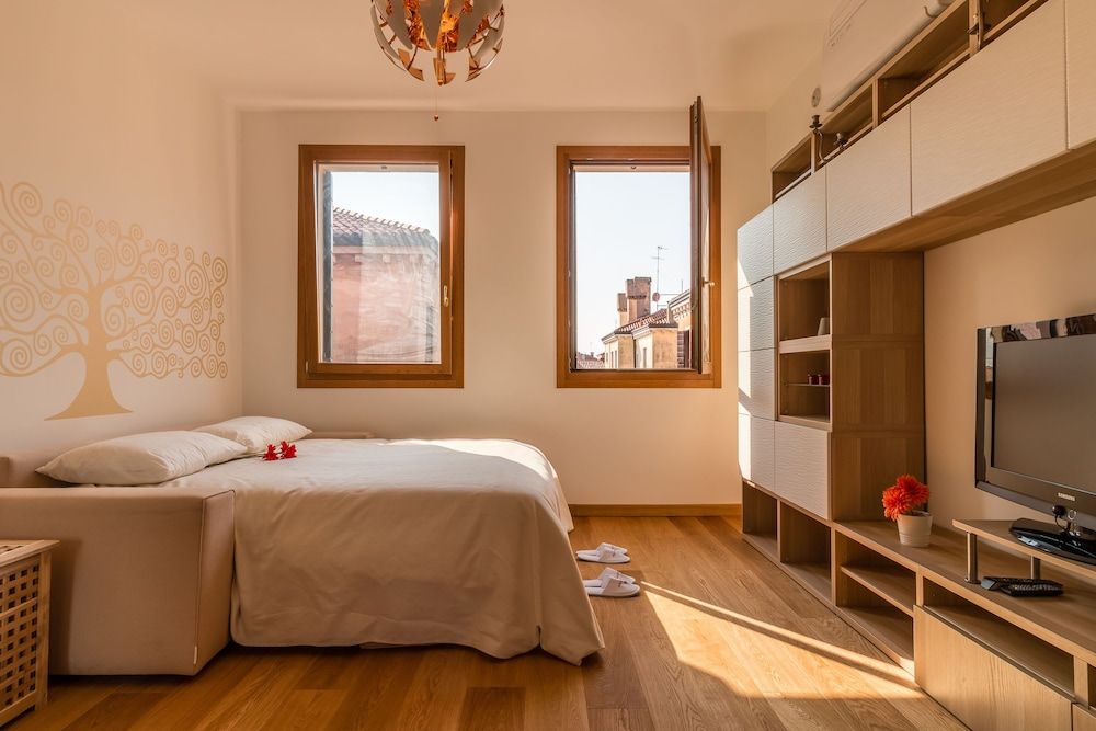 undefined Sunny Canal View in Venice Chic Movida 5