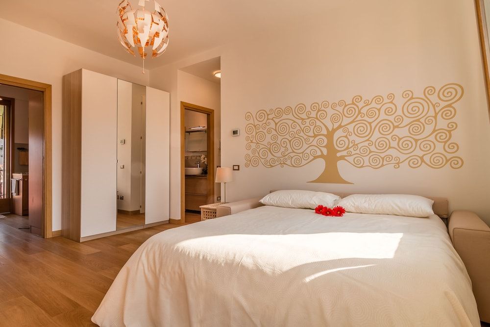 undefined Sunny Canal View in Venice Chic Movida 7