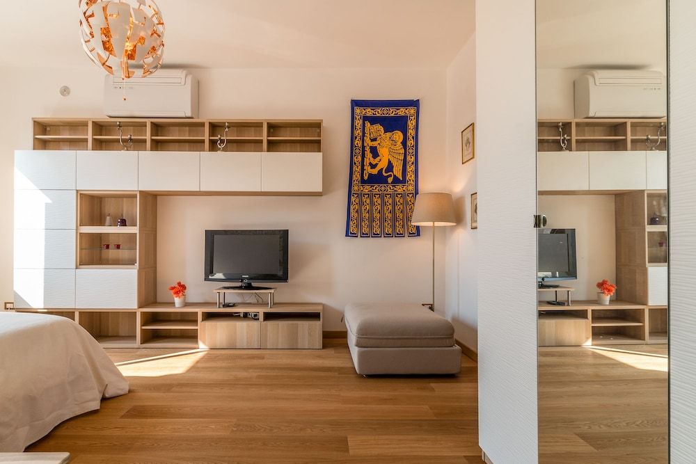 Sunny Canal View in Venice Chic Movida Apartment, 1 Bedroom 18