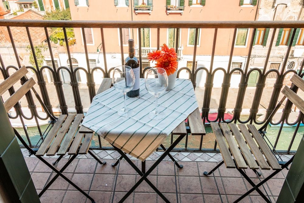 Sunny Canal View in Venice Chic Movida Apartment, 1 Bedroom 15