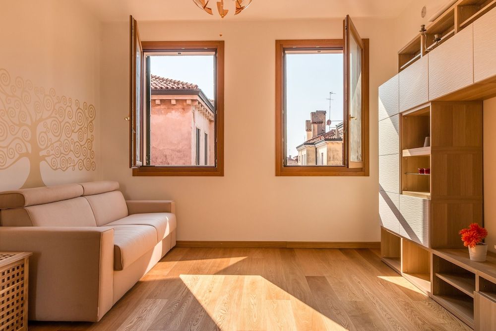 Sunny Canal View in Venice Chic Movida Apartment, 1 Bedroom 13