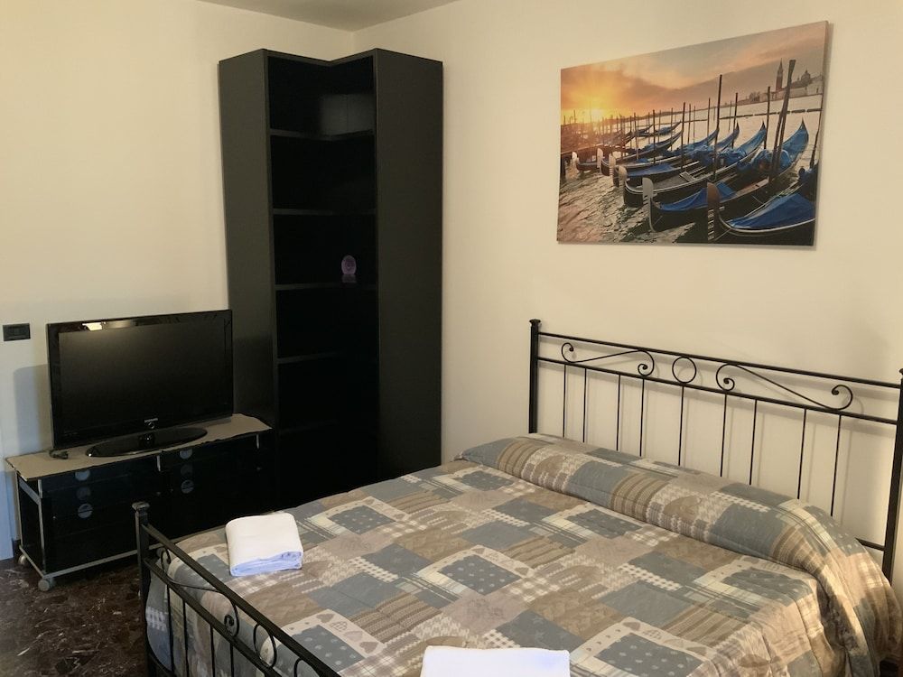 Venice Sweet Home Comfort Double Room, Shared Bathroom 3